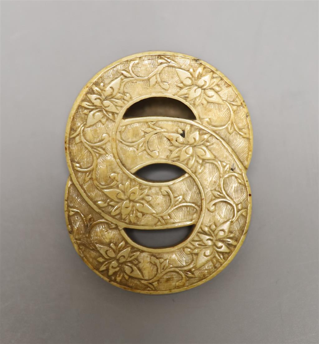 A 17th / 18th century Chinese ivory belt buckle, height 6cm